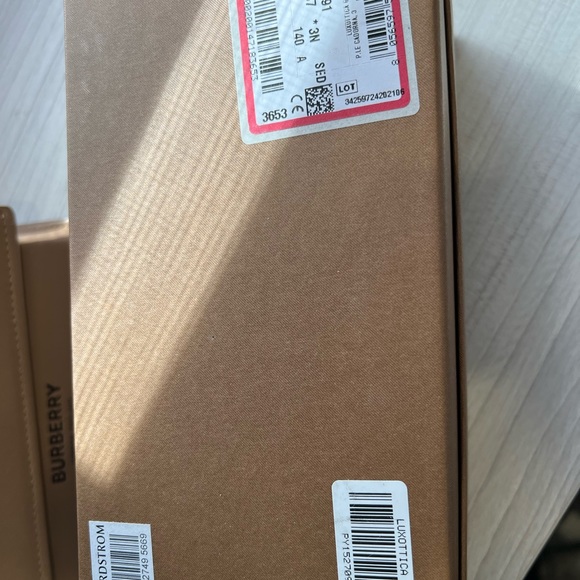 Authentic Burberry sunglasses - Picture 5 of 8